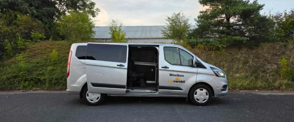Minibus-hoejre-sidedoer-aaben