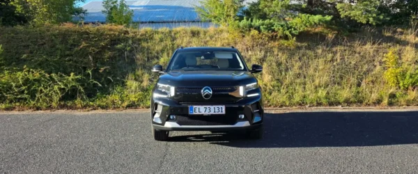 elbil-mellem-biludlejning-foran-udvendig